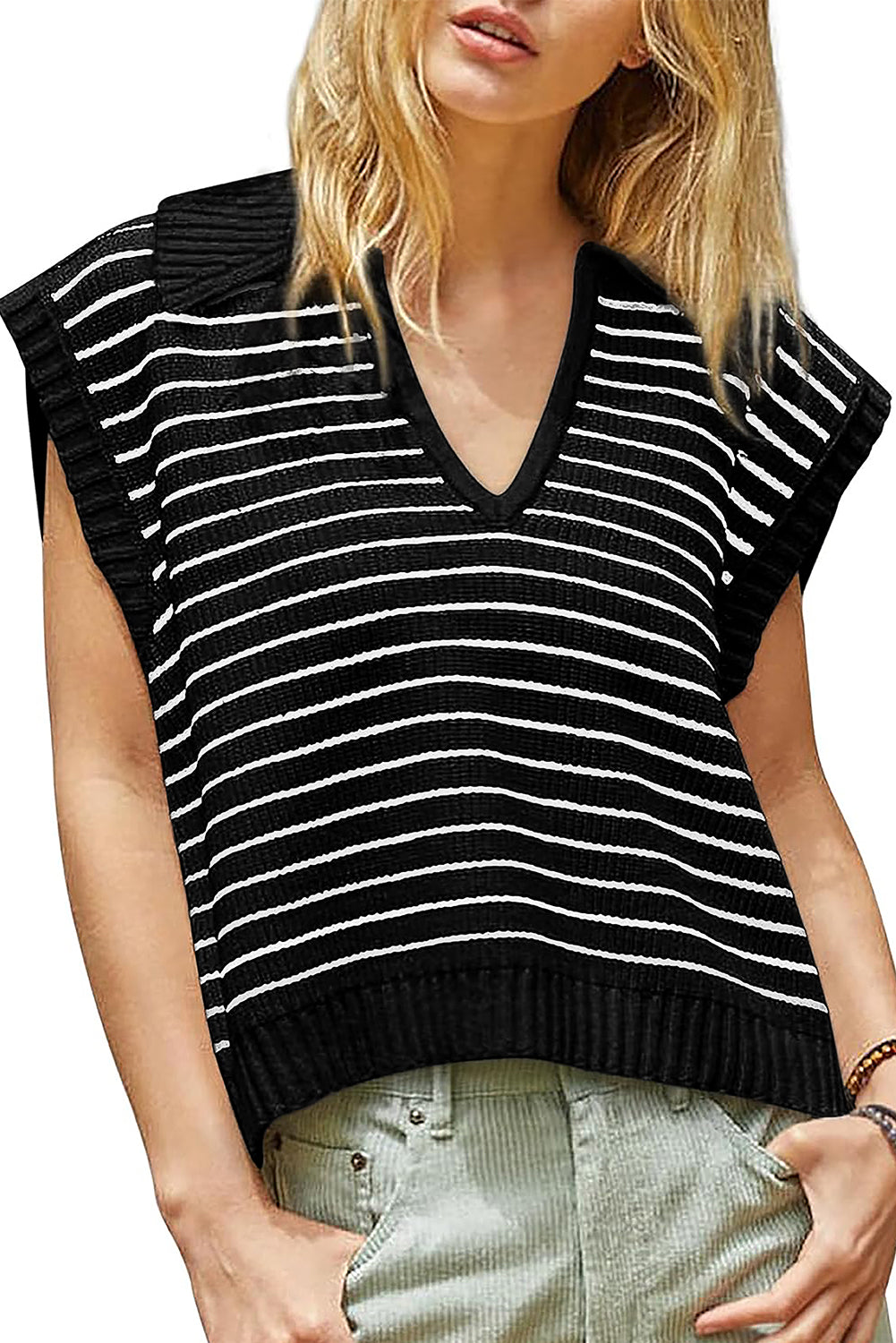 Schwarz gestreiftes pullover-tank-top mit v-ausschnitt