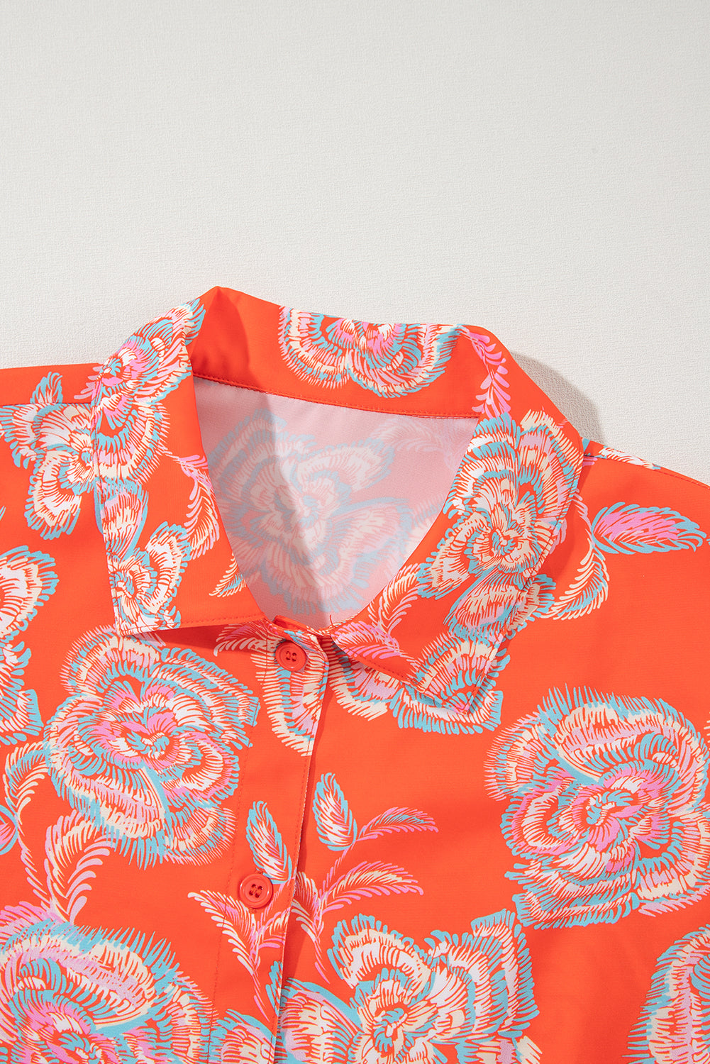 Rotes hemd mit blumendruck und reverskragen loses minikleid