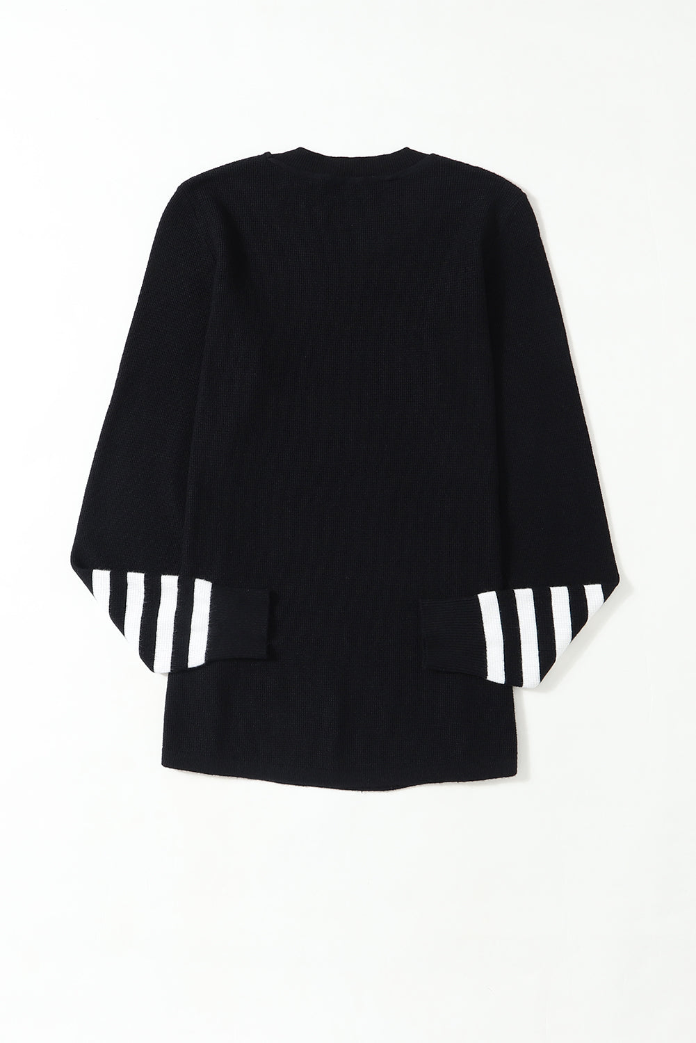 Schwarzer pullover mit gestreiften ärmeln und einfarbigem strick