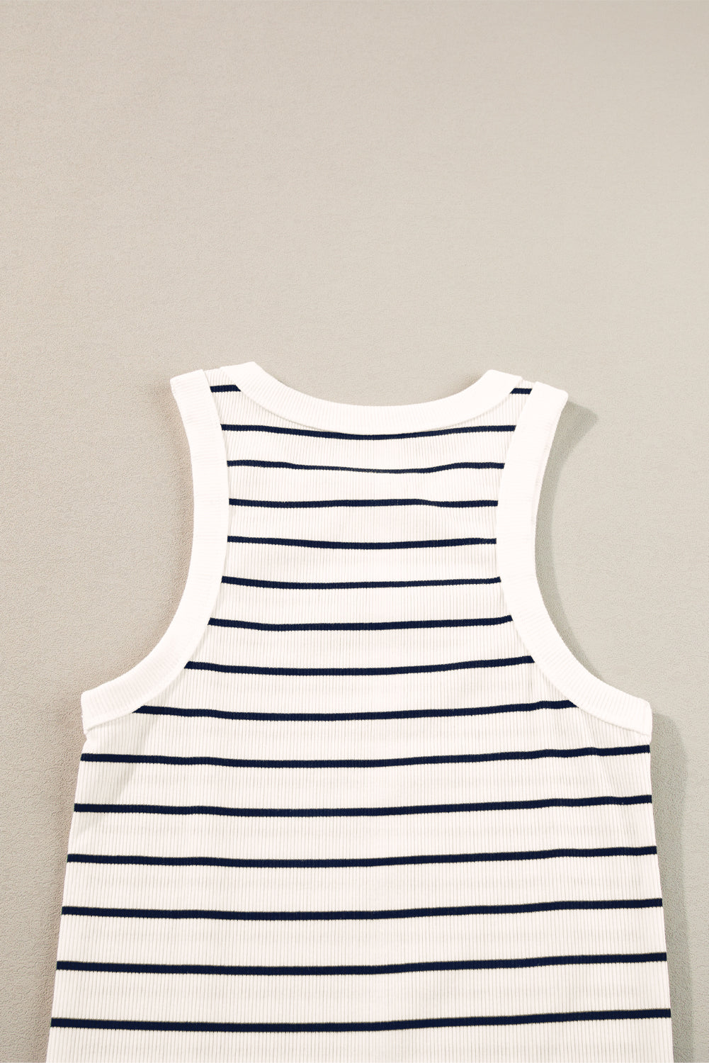 Weißes gestreiftes rippenstrick-tank-minikleid