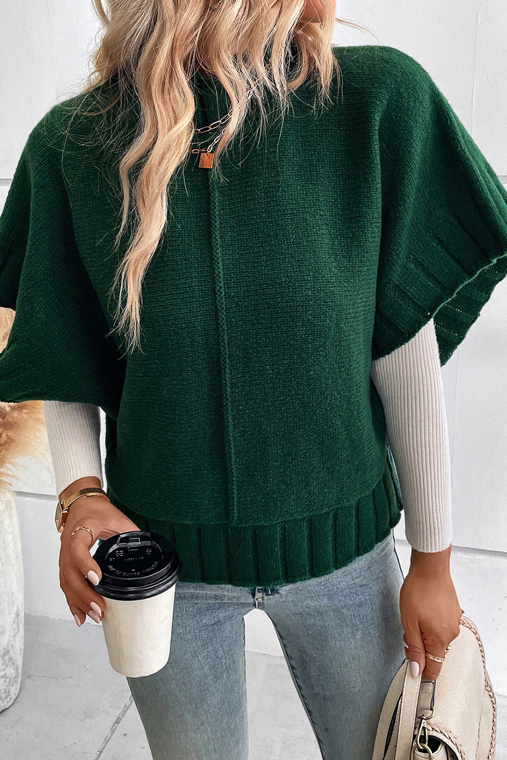 Schwarz-grüner batwing-kurzarm-strickpullover mit rundhalsausschnitt