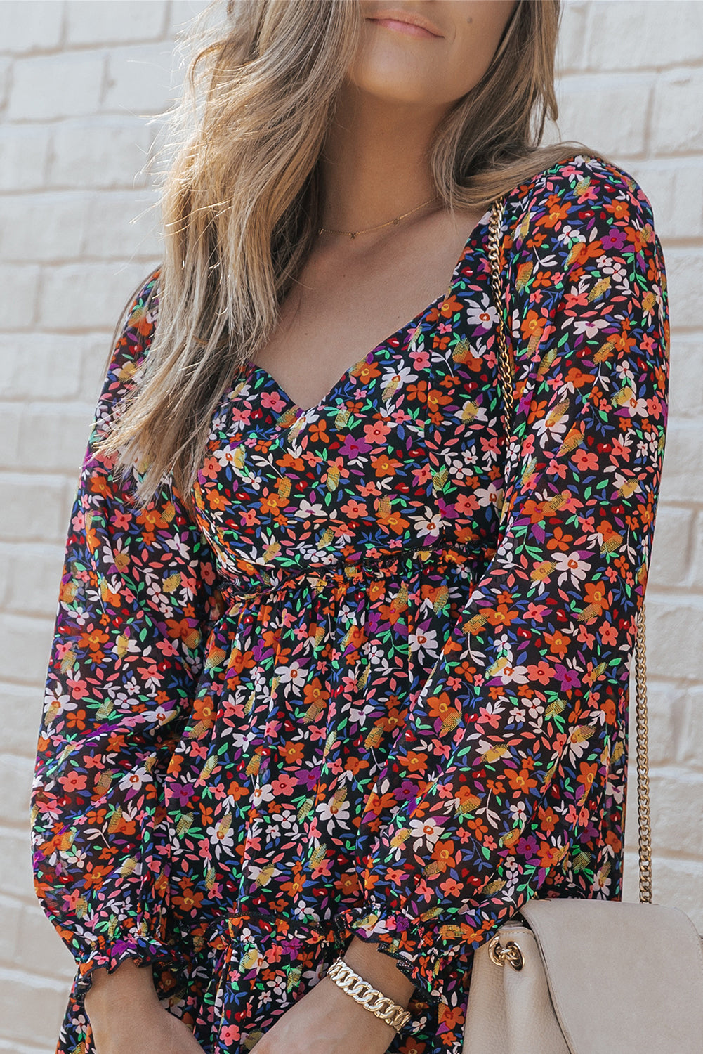 Langärmeliges kleid mit blumenmuster und v-ausschnitt