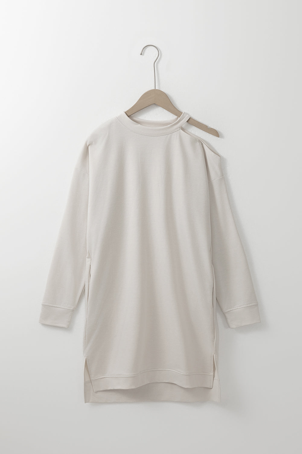 Khakifarbenes t-shirt-kleid mit kalten schultern und schlitzen