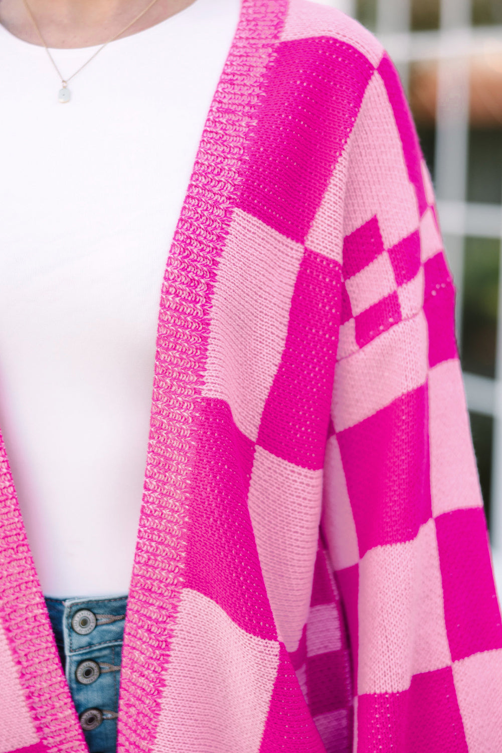 Rot karierte strickjacke mit geripptem saum und offener vorderseite