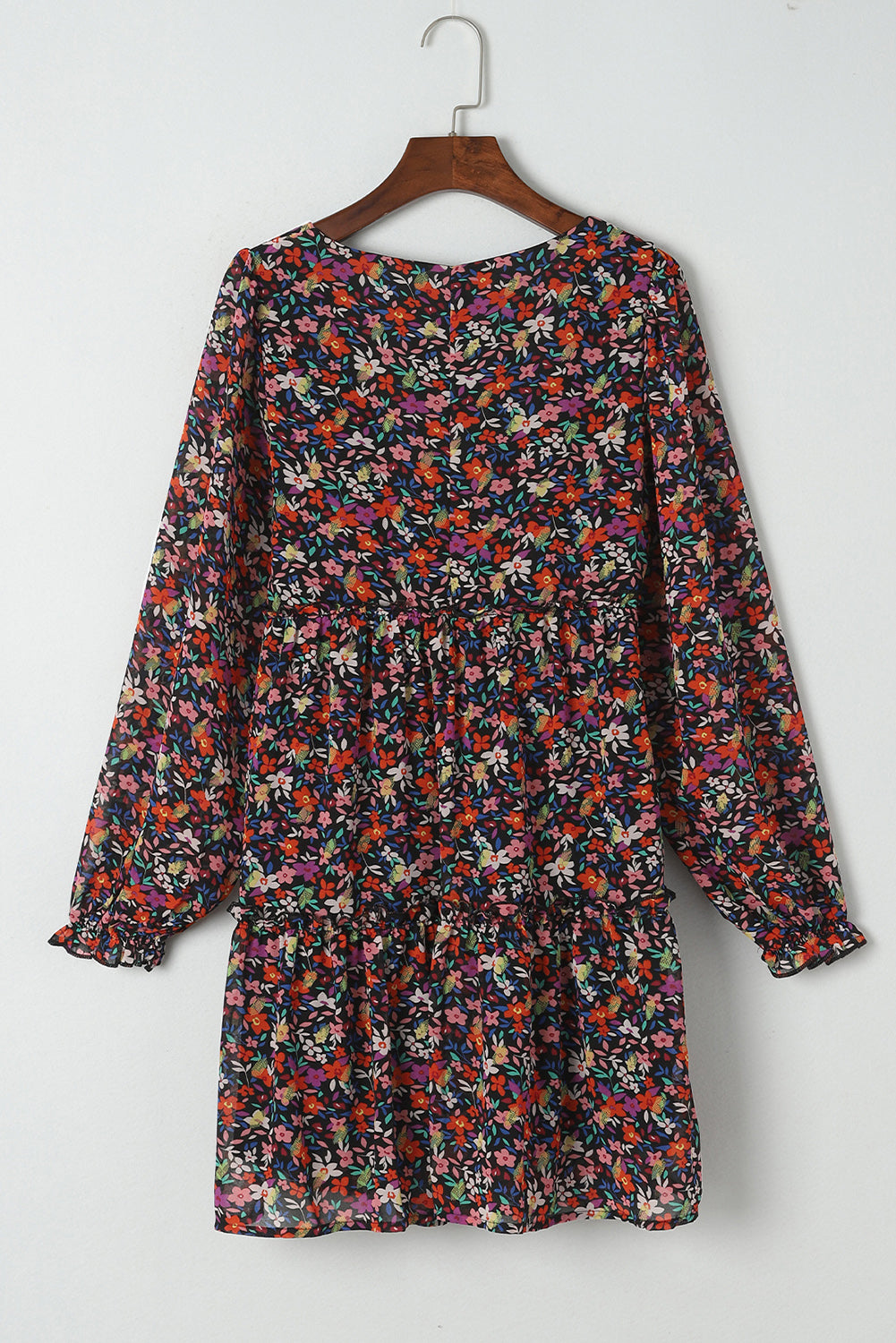 Langärmeliges kleid mit blumenmuster und v-ausschnitt