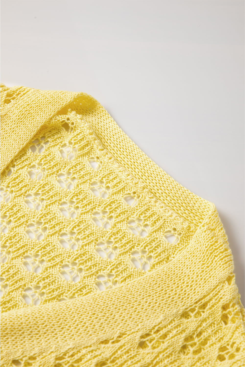 Gelber pointelle-strickpullover mit v-ausschnitt strickjacke