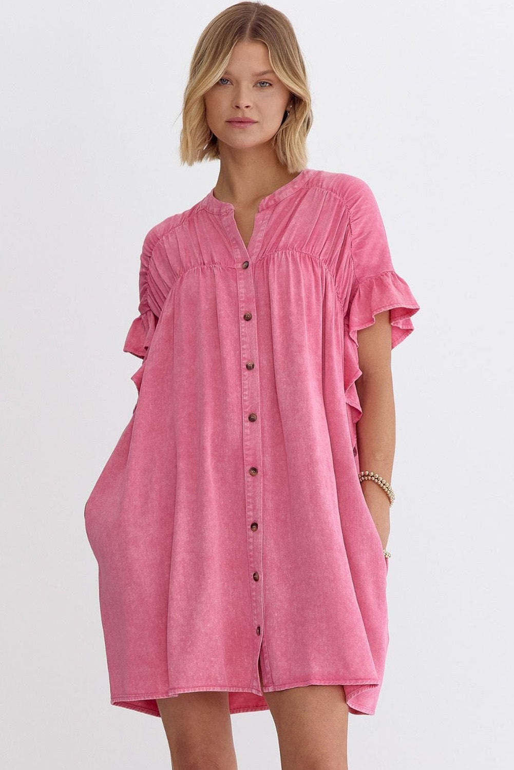Rosa gerüschtes minikleid aus denim mit kurzen ärmeln und knöpfen