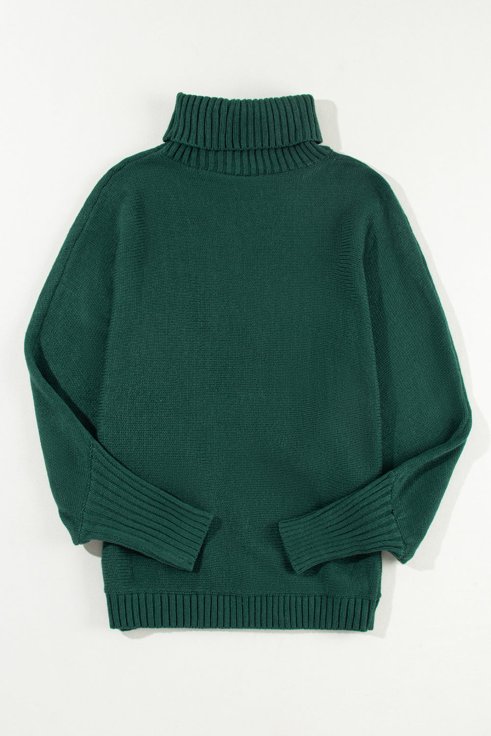 Schwarz-grüner pullover mit gesticktem buchstaben und hohem ausschnitt