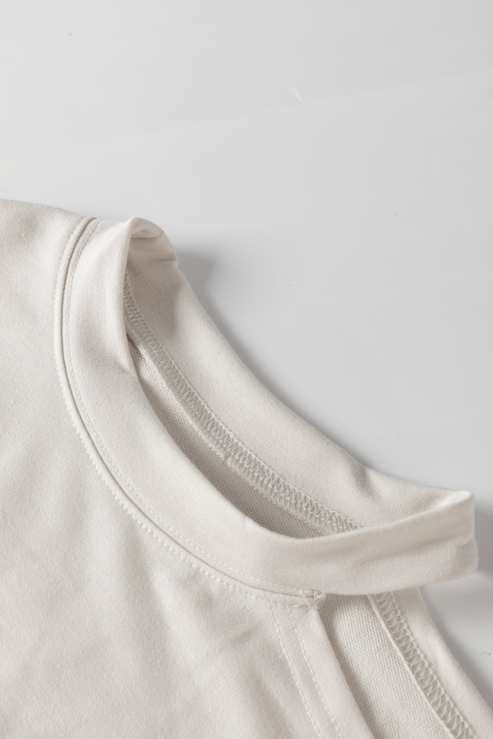 Khakifarbenes t-shirt-kleid mit kalten schultern und schlitzen