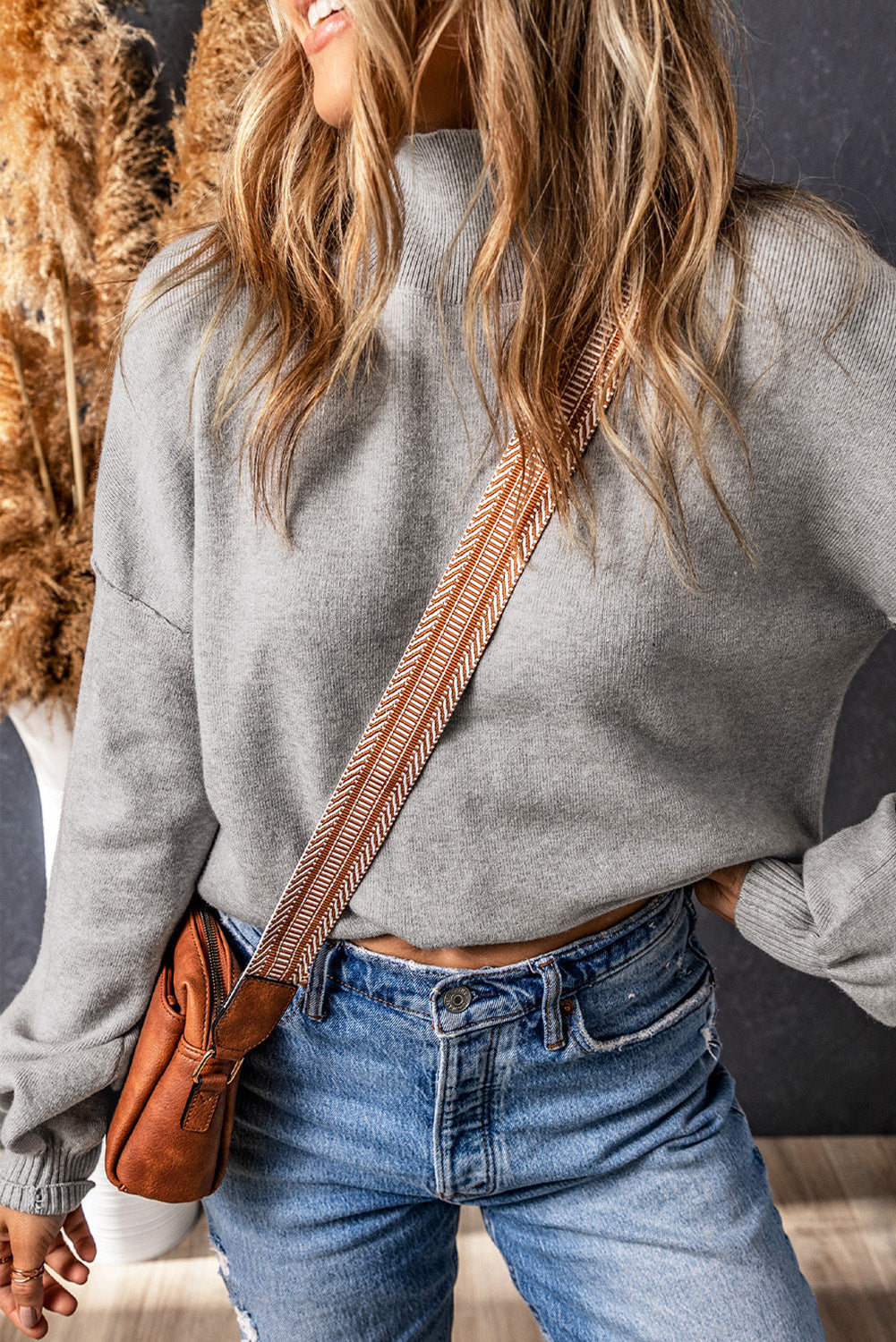 Grauer rollkragenpullover mit hängenden schultern und bubble sleeve strickpullover