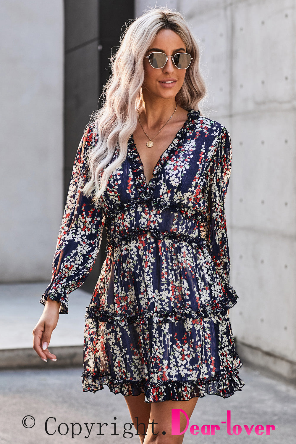 Blaues kleid mit rüschenbesatz und offenem rücken mit blumenmuster