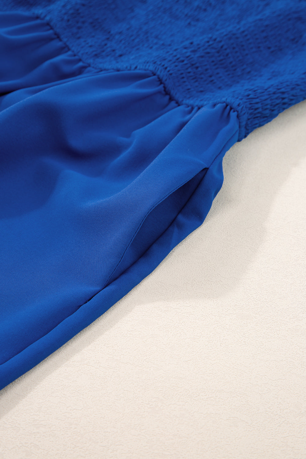 Marineblauer spaghettiträger-overall mit gerafftem, weitem bein