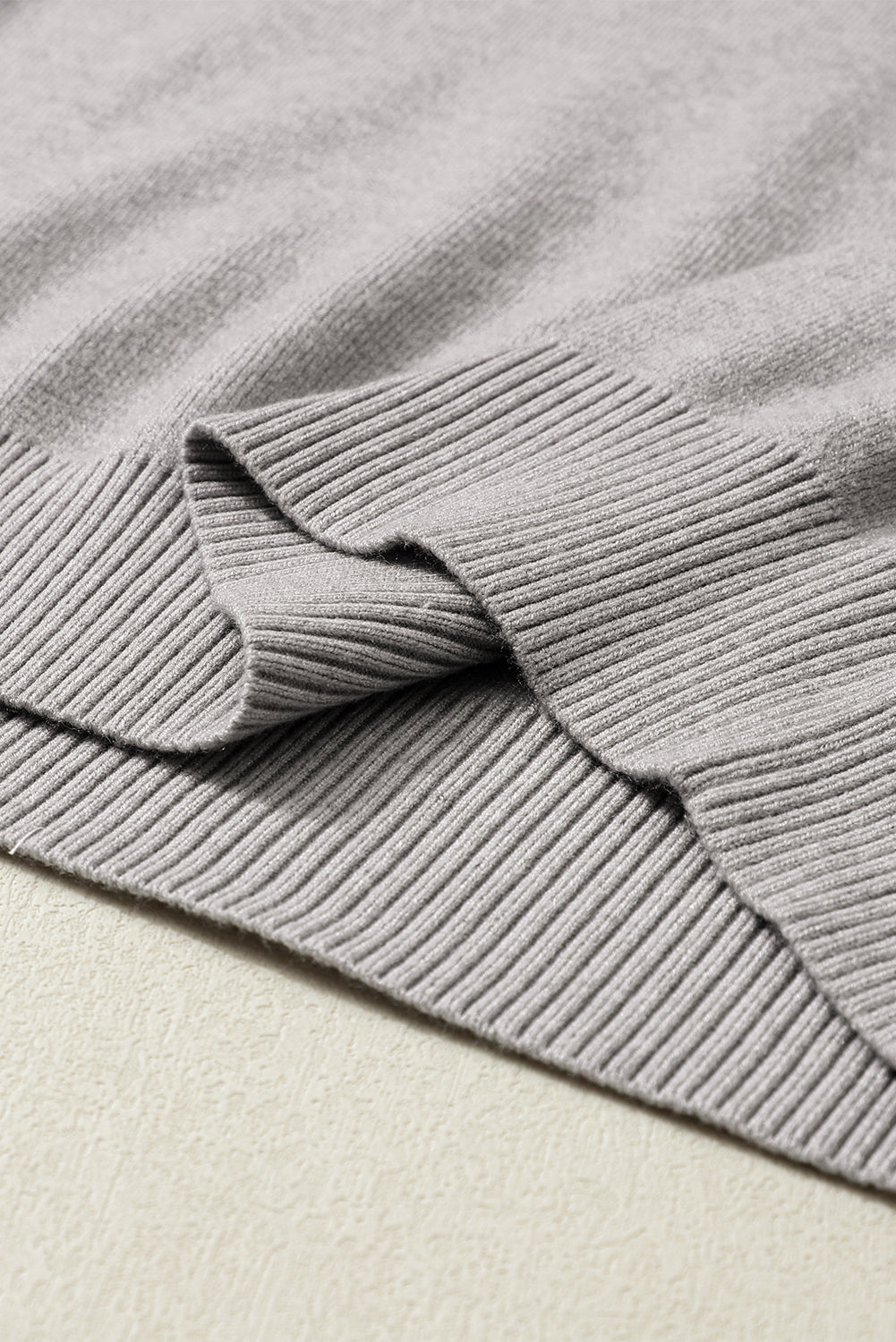 Grauer rollkragenpullover mit hängenden schultern und bubble sleeve strickpullover