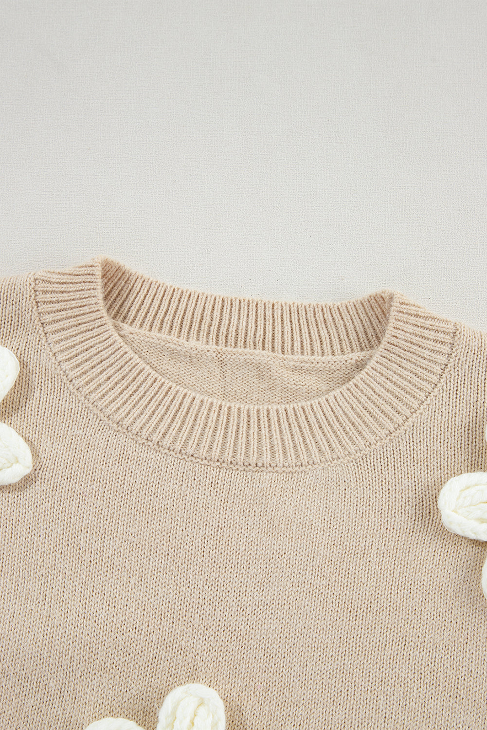 Pergamentfarbener, gehäkelter grobstrick-pullover