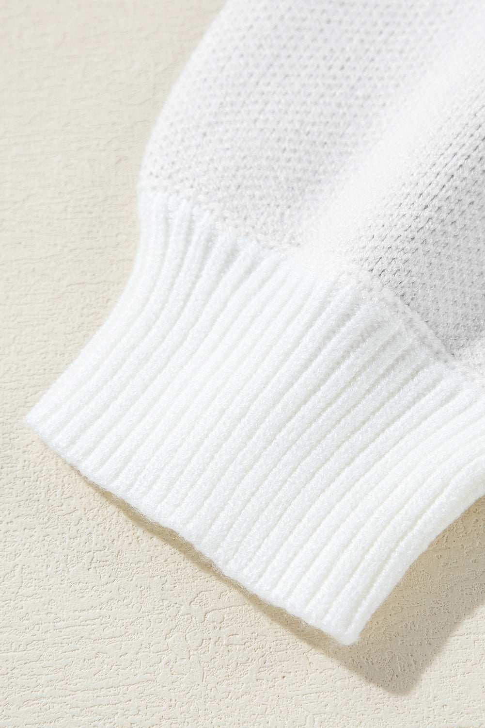 Weißer kontrast-blumen-halb-reißverschluss-pullover mit stehkragen