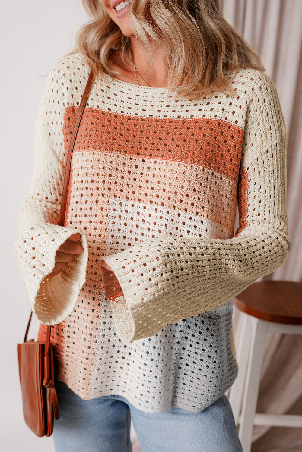 Aprikosenfarbener pointelle-strick-baggy-pullover mit farbblockmuster
