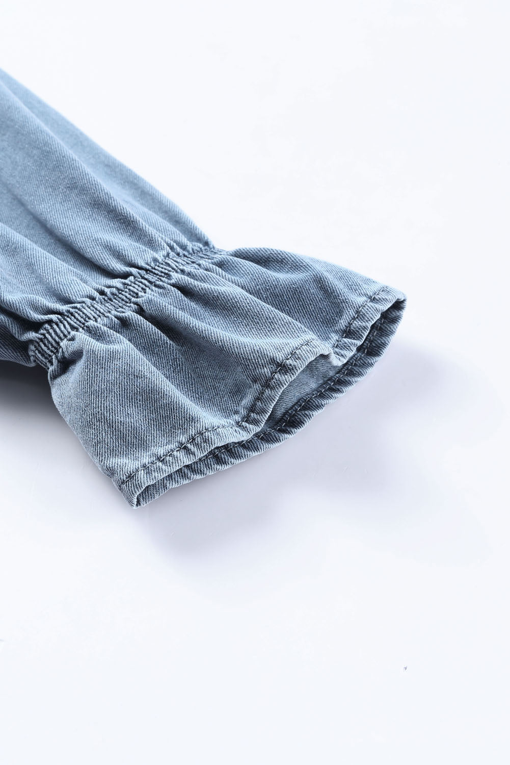 Hemelse blauwe denim mini-jurk met lange mouwen met knopen