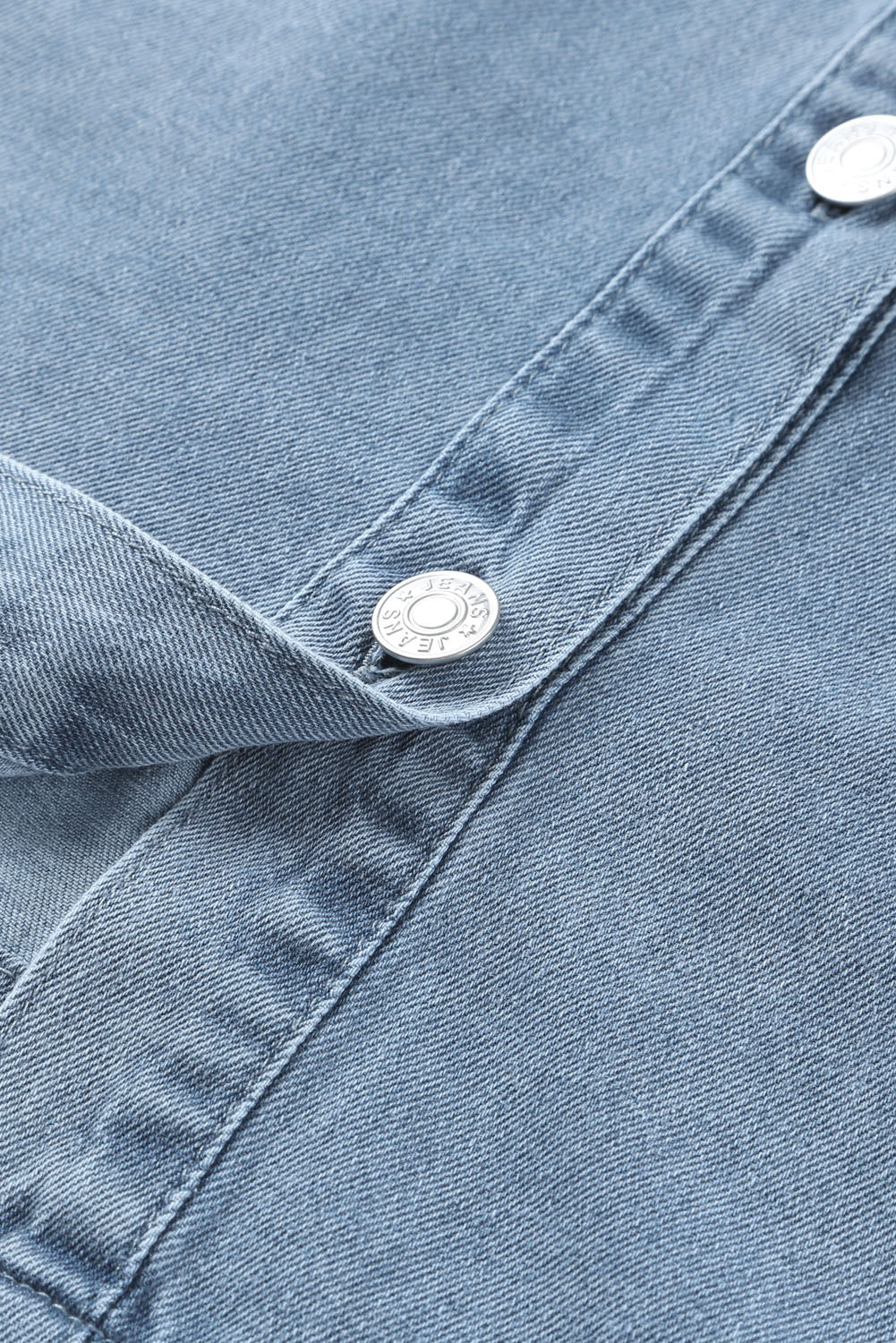 Hemelse blauwe denim mini-jurk met lange mouwen met knopen