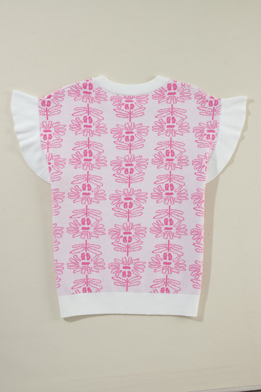 Weißer pullover mit blumenmuster und gerafften kurzen ärmeln
