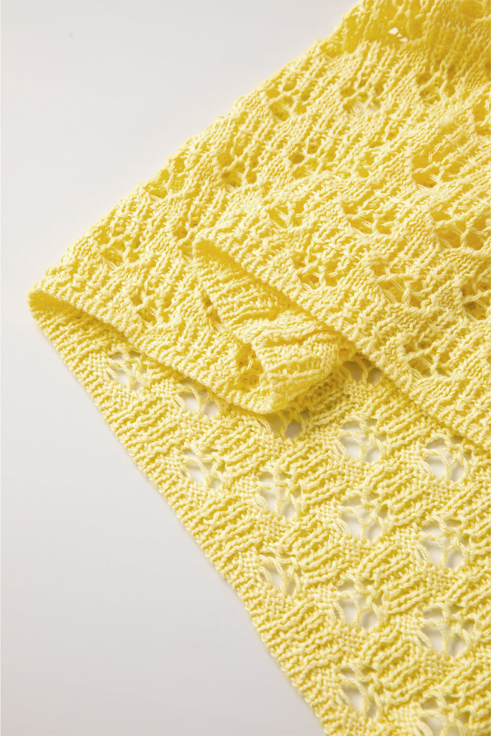 Gelber pointelle-strickpullover mit v-ausschnitt strickjacke