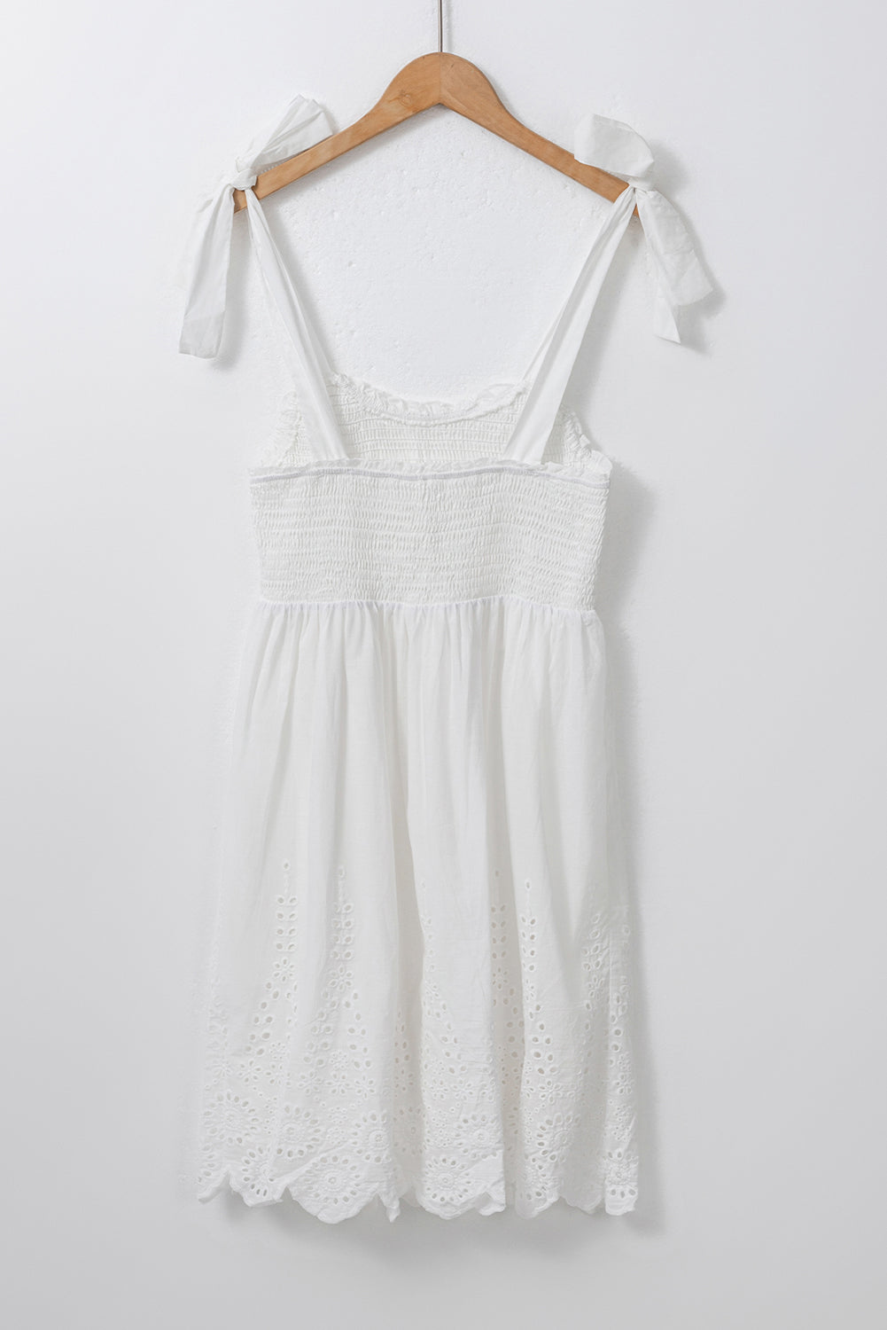 Witte mini -jurk met verstelbare riemen en smoking