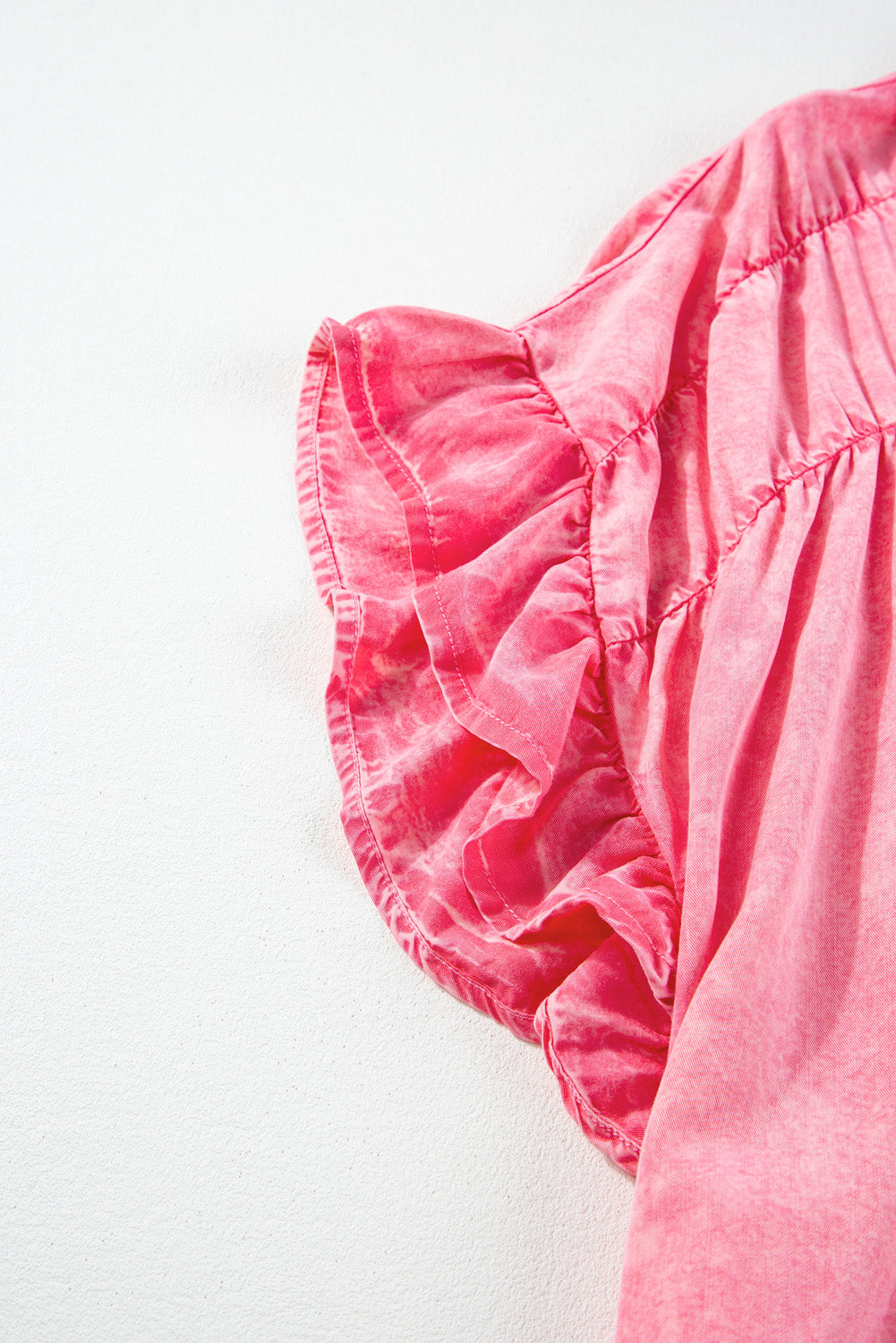 Rosa gerüschtes minikleid aus denim mit kurzen ärmeln und knöpfen