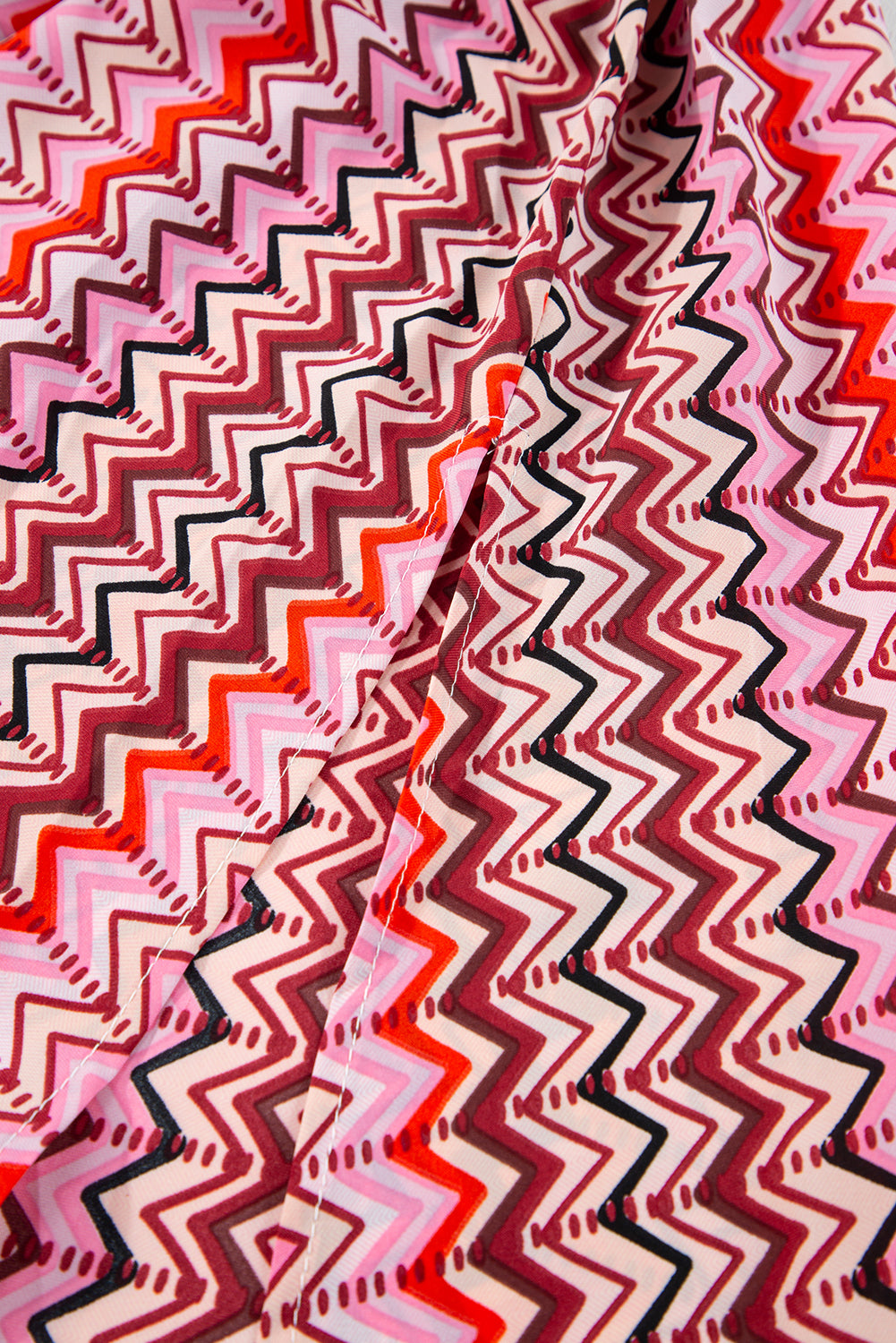Rotes rückenfreies maxikleid mit stammesmotiven im boho-look