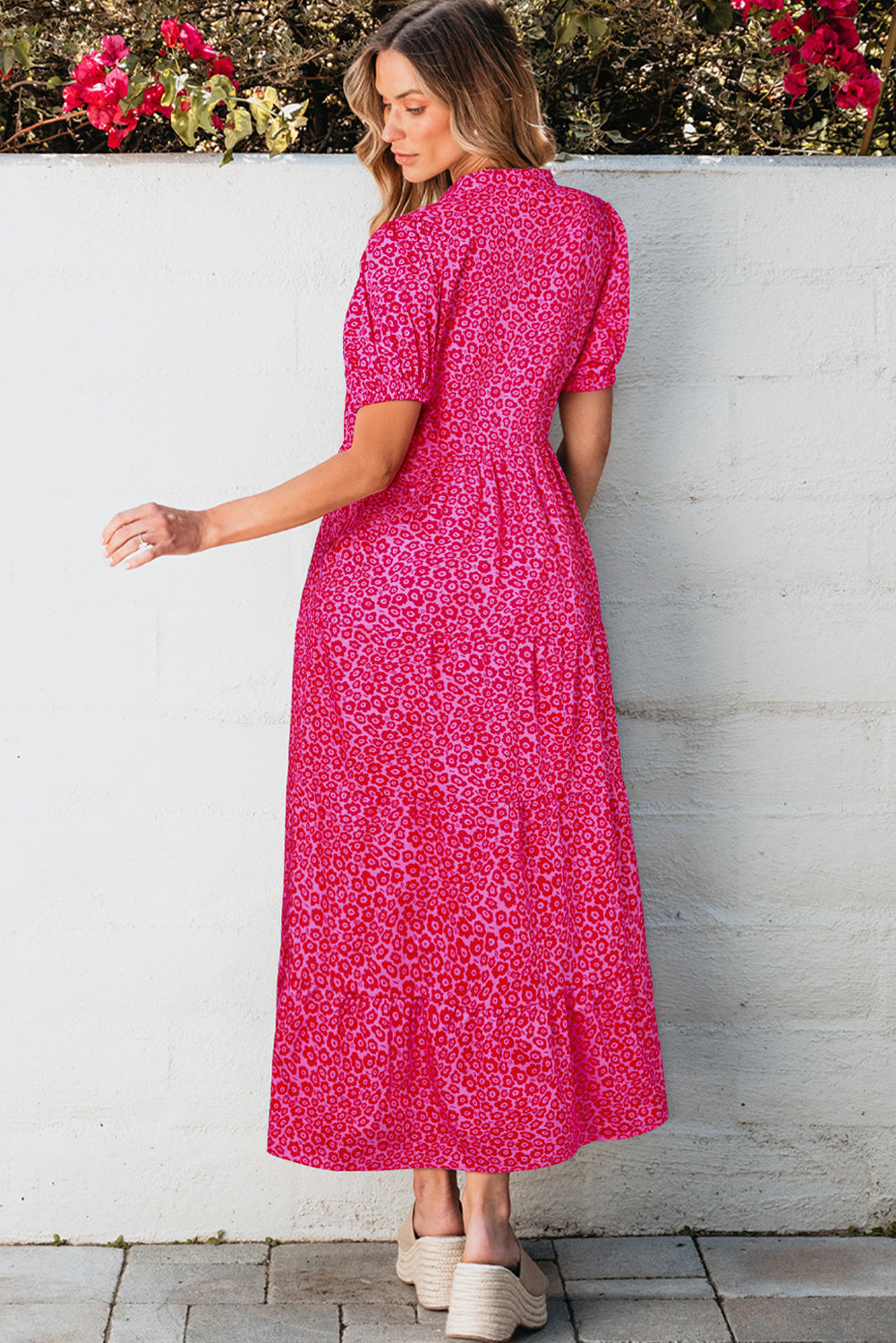 Rosenrotes blumenkleid mit puffärmeln und gestuftem maxikleid