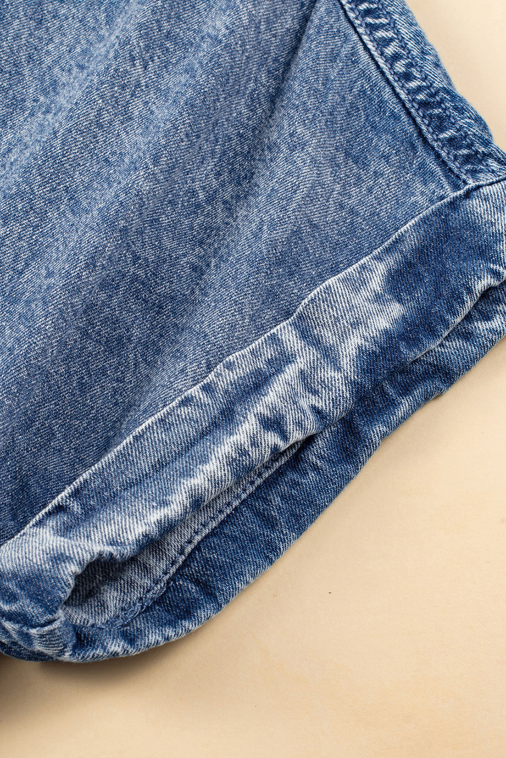 Blaue mineralwaschung ärmelbündchen mit ausgefranstem saum denim-kleid