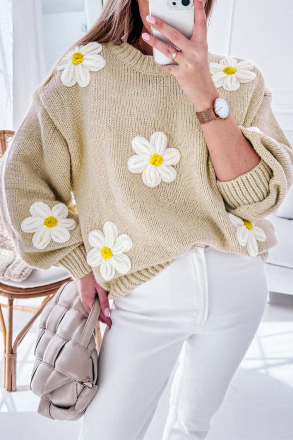 Pergamentfarbener, gehäkelter grobstrick-pullover