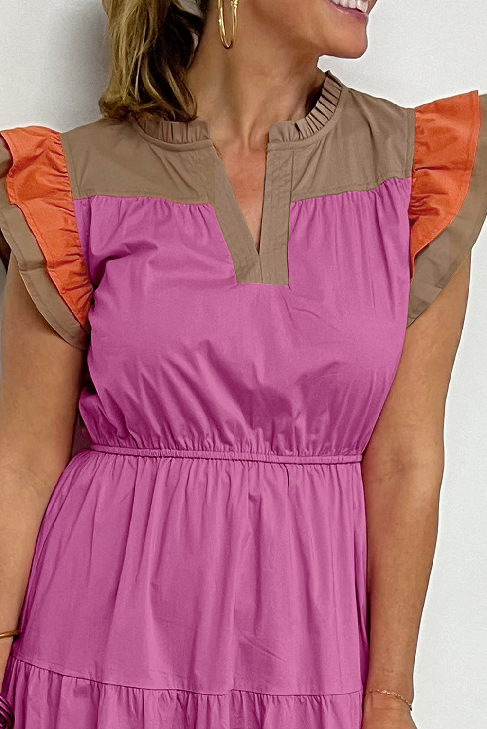 Bonbon farbblock gestuftes kleid mit gekerbtem hals und rüschenärmeln