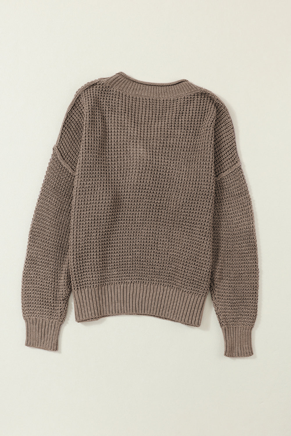 Khakifarbener pointelle-strickpullover mit v-ausschnitt und überschnittenen schultern