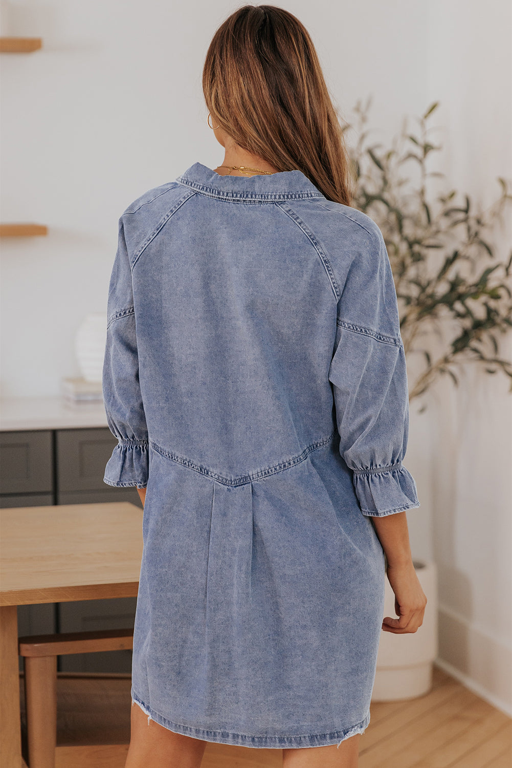 Hemelse blauwe denim mini-jurk met lange mouwen met knopen