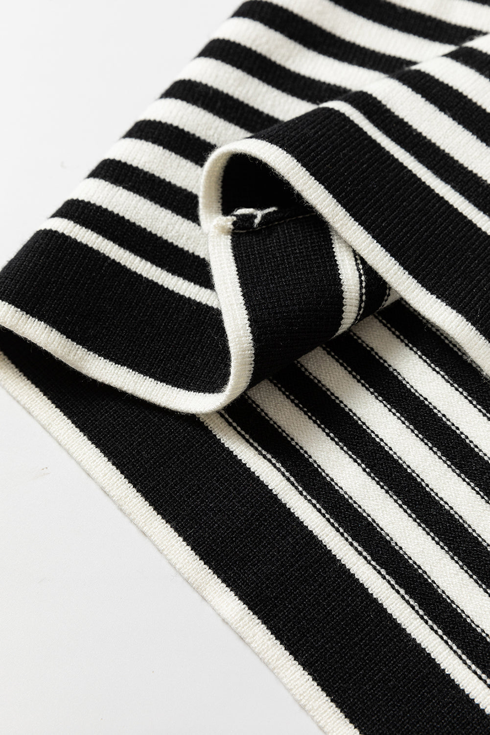 Schwarz gestreifte langarm-tunika-strickjacke