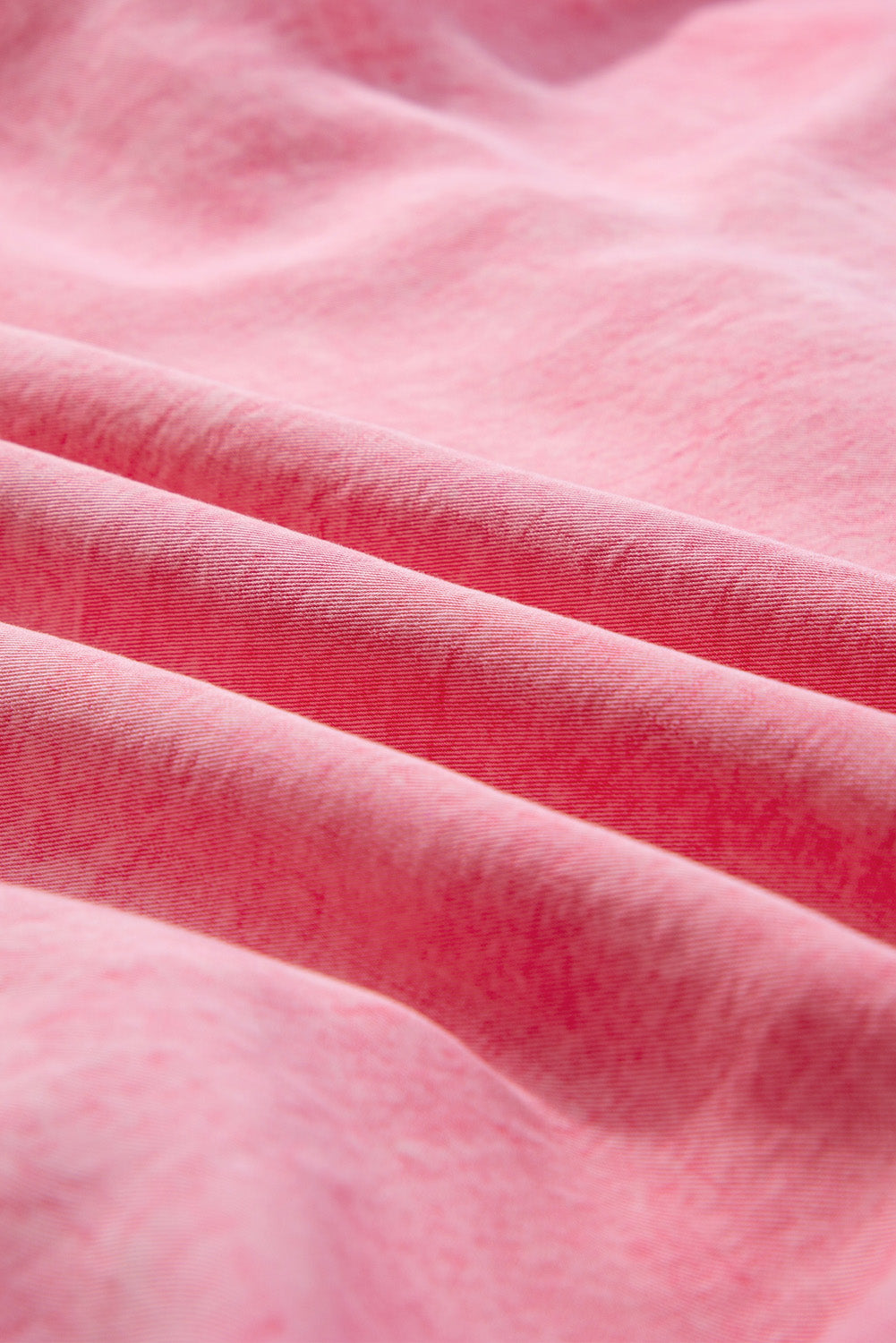 Rosa gerüschtes minikleid aus denim mit kurzen ärmeln und knöpfen