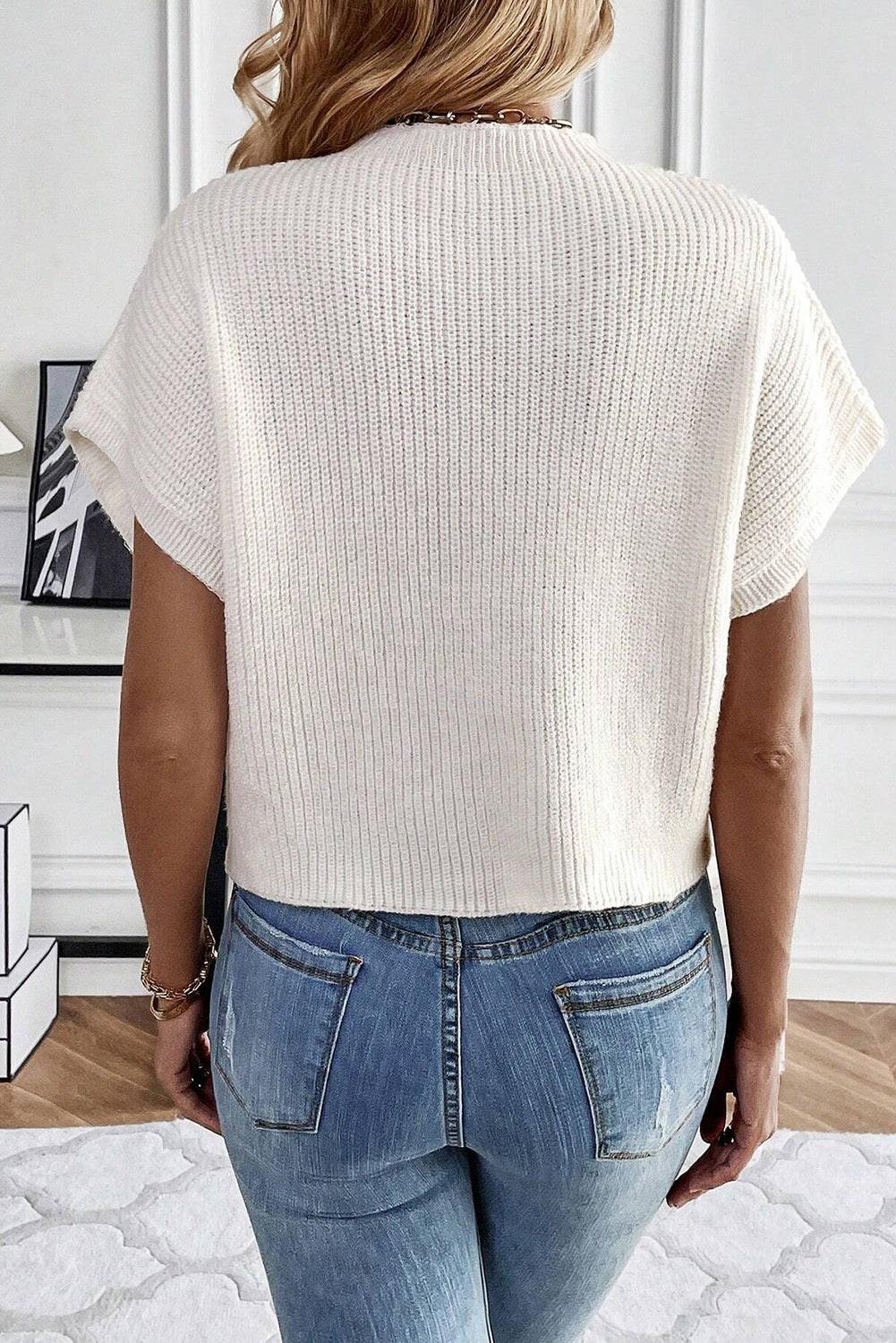 Weißes pullover-top mit blumenstickerei