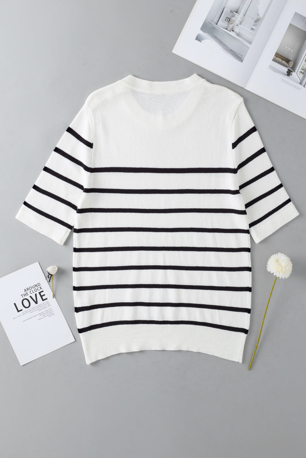 Weißes gestreiftes strick-t-shirt mit halben ärmeln