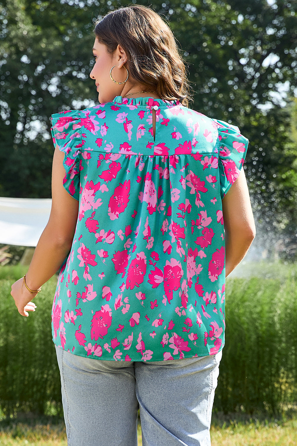 Grüne bluse mit gerafftem blumenmuster und smokey-detail in übergröße