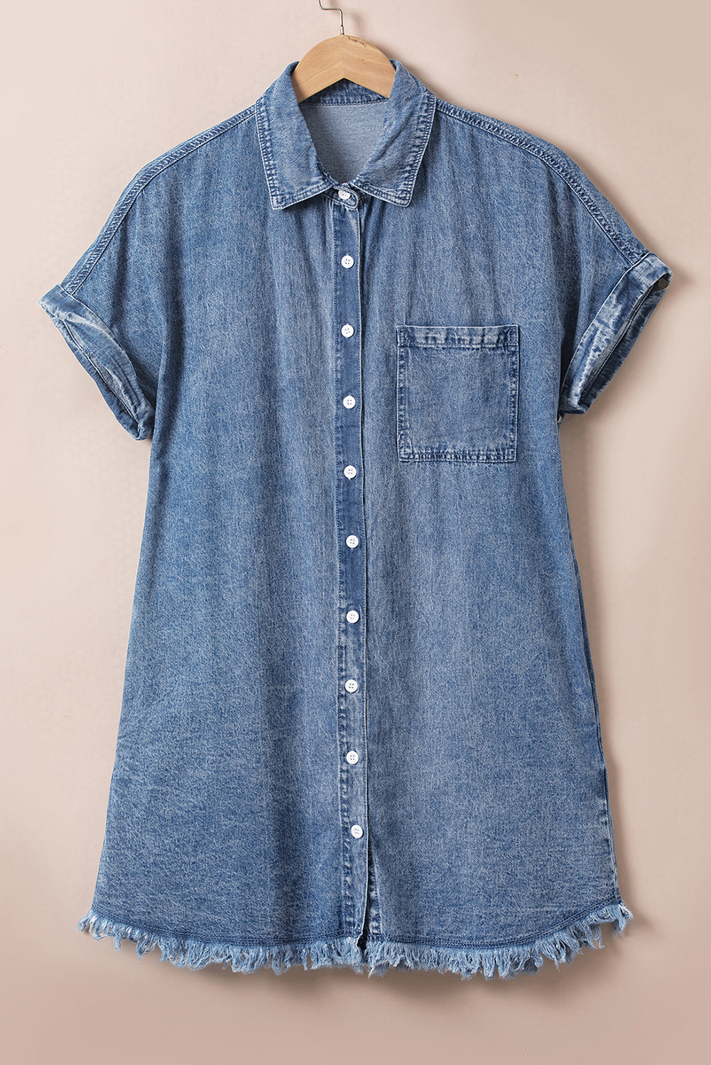 Blaue mineralwaschung ärmelbündchen mit ausgefranstem saum denim-kleid