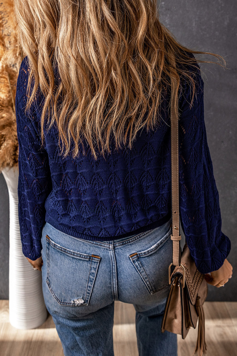 Leichte blaue häkeljacke mit knopfleiste