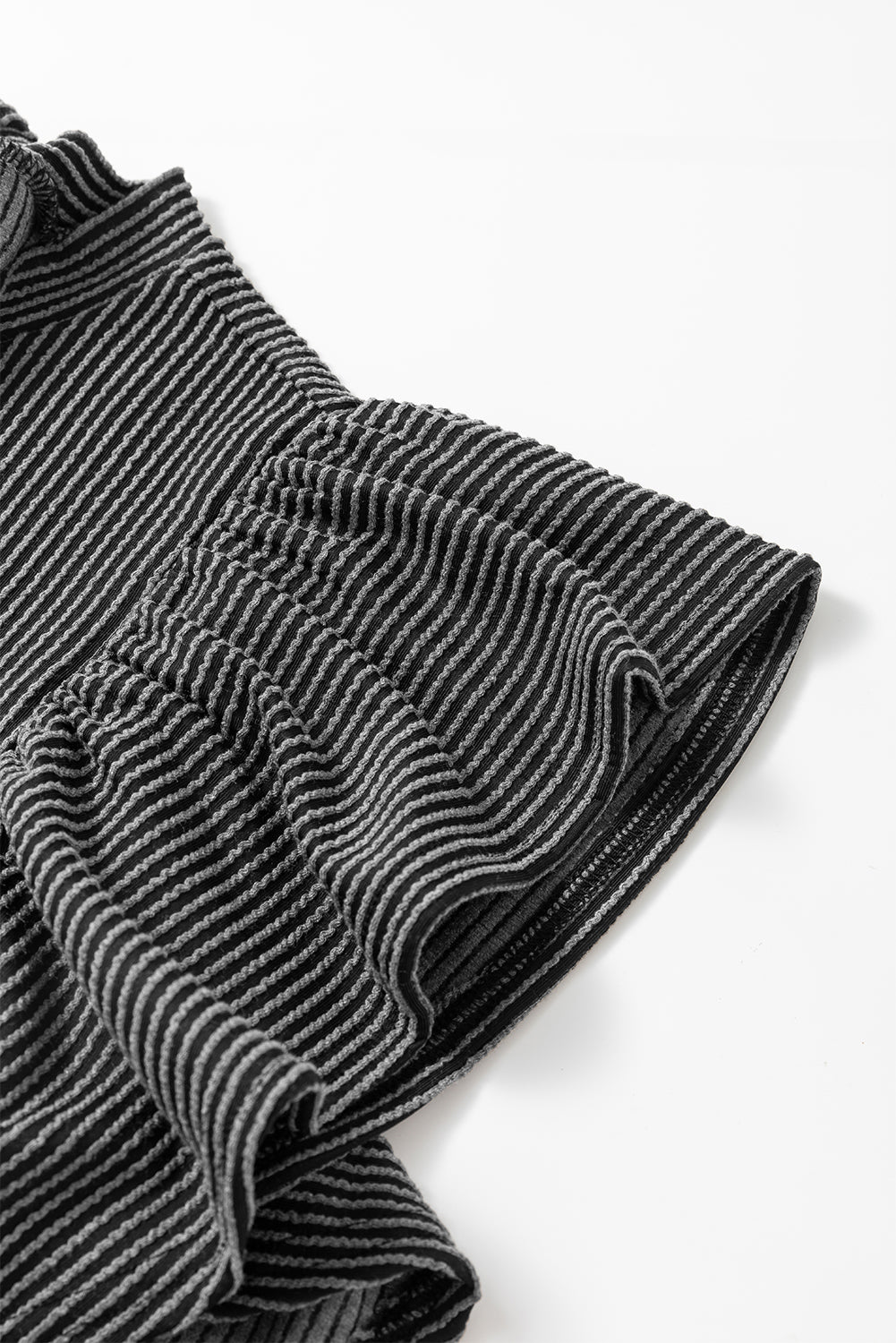 Schwarzes strukturiertes minikleid mit gerafften flatterärmeln
