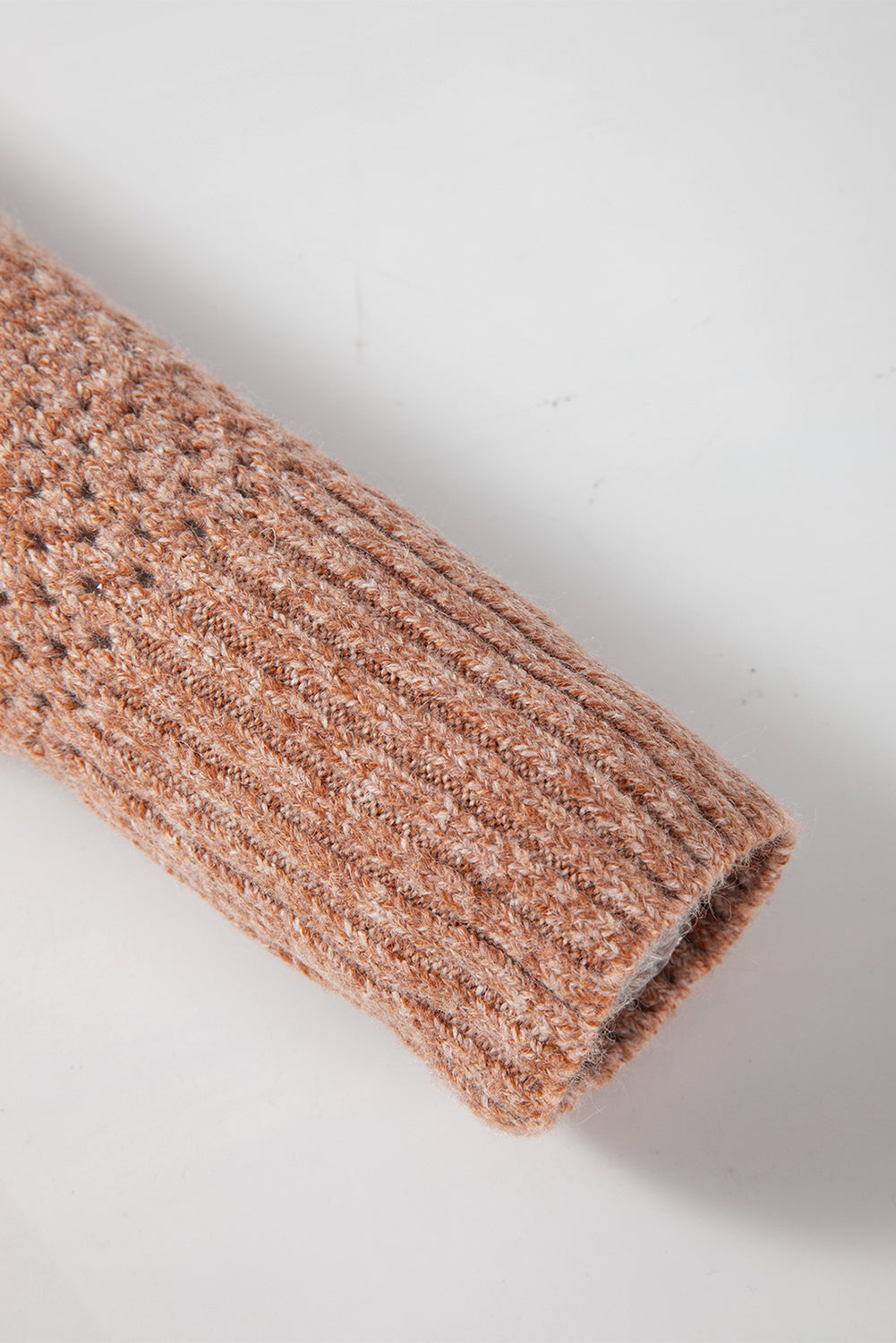 Dunkelbrauner lockerer pullover mit v-ausschnitt und tropfenschulter