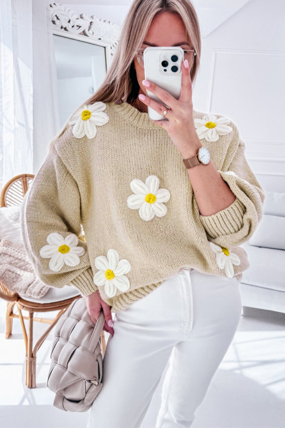 Pergamentfarbener, gehäkelter grobstrick-pullover