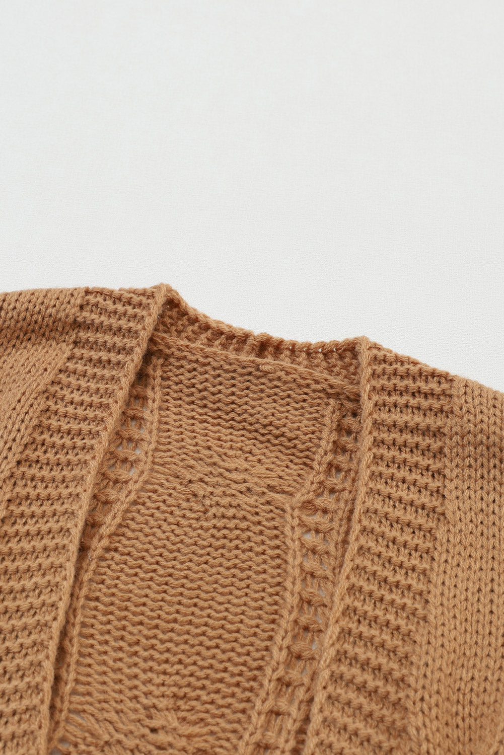 Khakifarbene strickjacke mit geripptem ösenbesatz