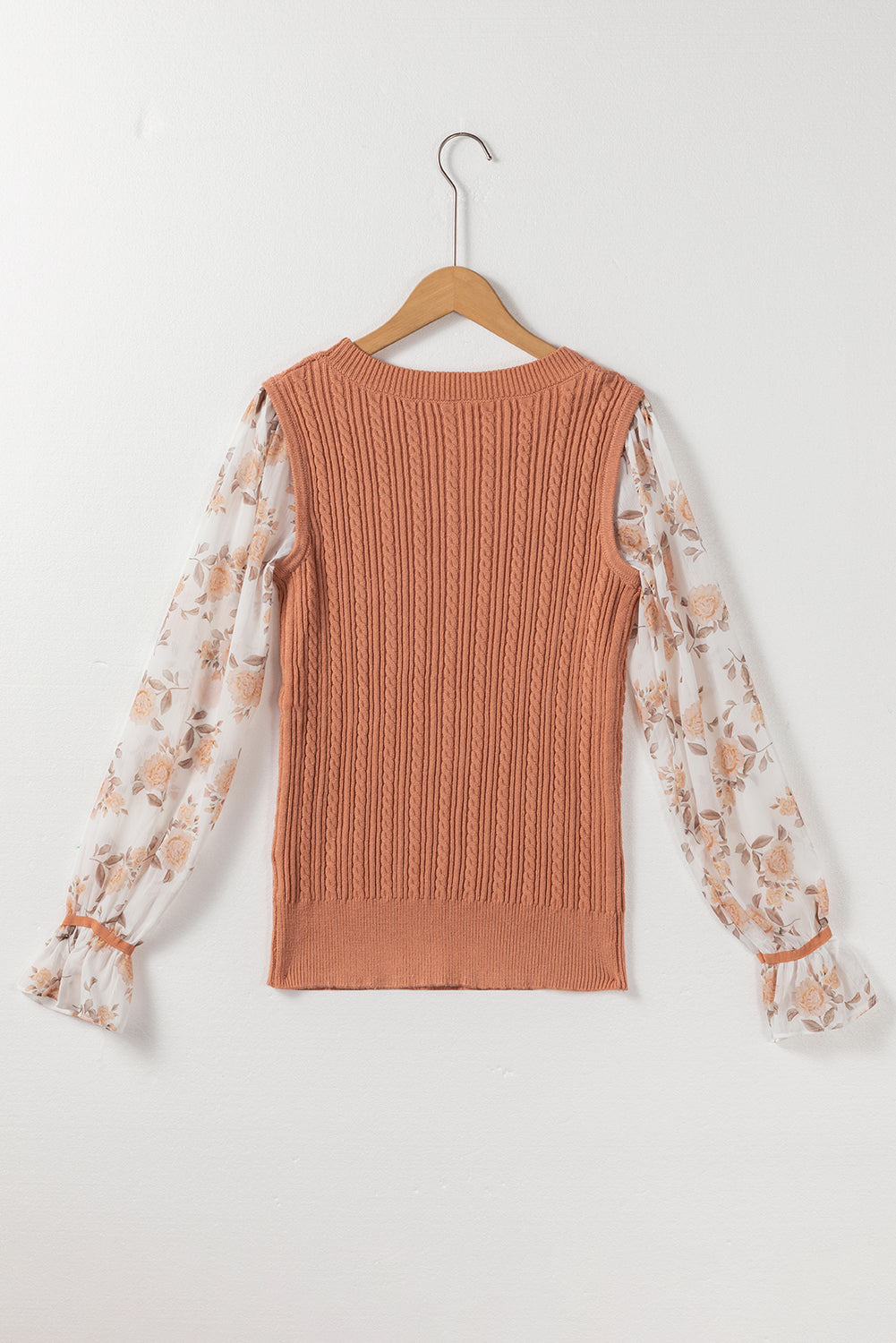 Goldener floraler patchwork-pullover mit gerüschter manschette und kabelstrick