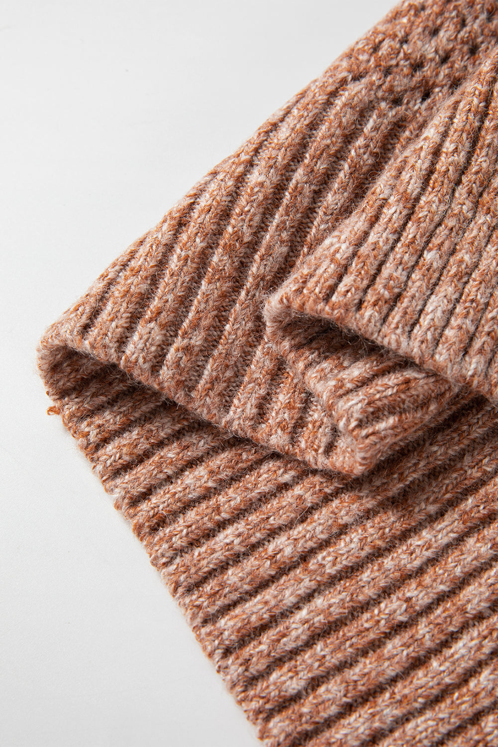 Dunkelbrauner lockerer pullover mit v-ausschnitt und tropfenschulter