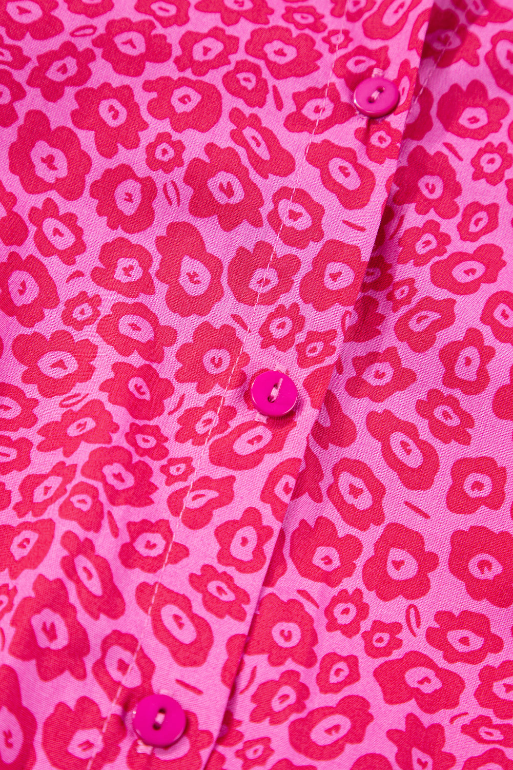 Rosenrotes blumenkleid mit puffärmeln und gestuftem maxikleid
