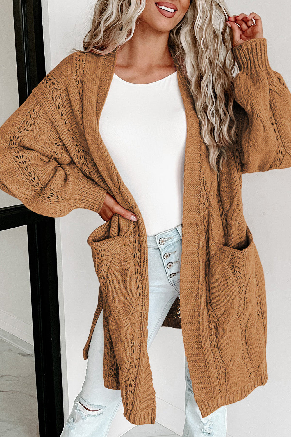 Khakifarbene strickjacke mit geripptem ösenbesatz