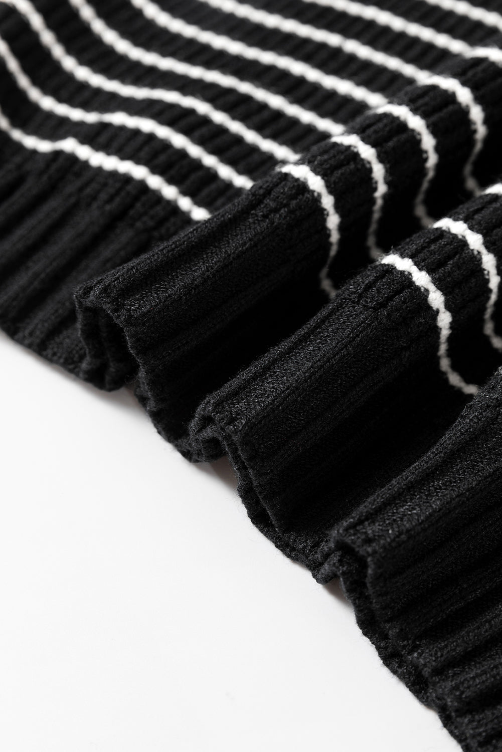 Schwarz gestreiftes pullover-tank-top mit v-ausschnitt
