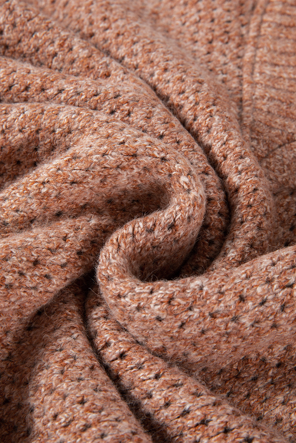 Dunkelbrauner lockerer pullover mit v-ausschnitt und tropfenschulter